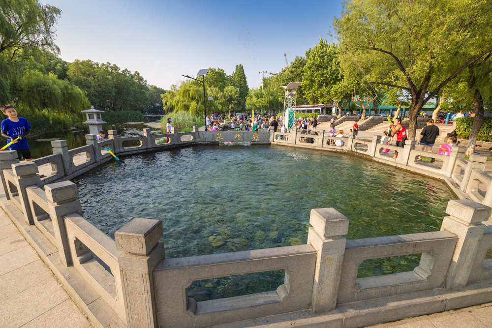 山东好景|章丘眼明泉公园:清泉石上流,人在水中走_腾讯新闻