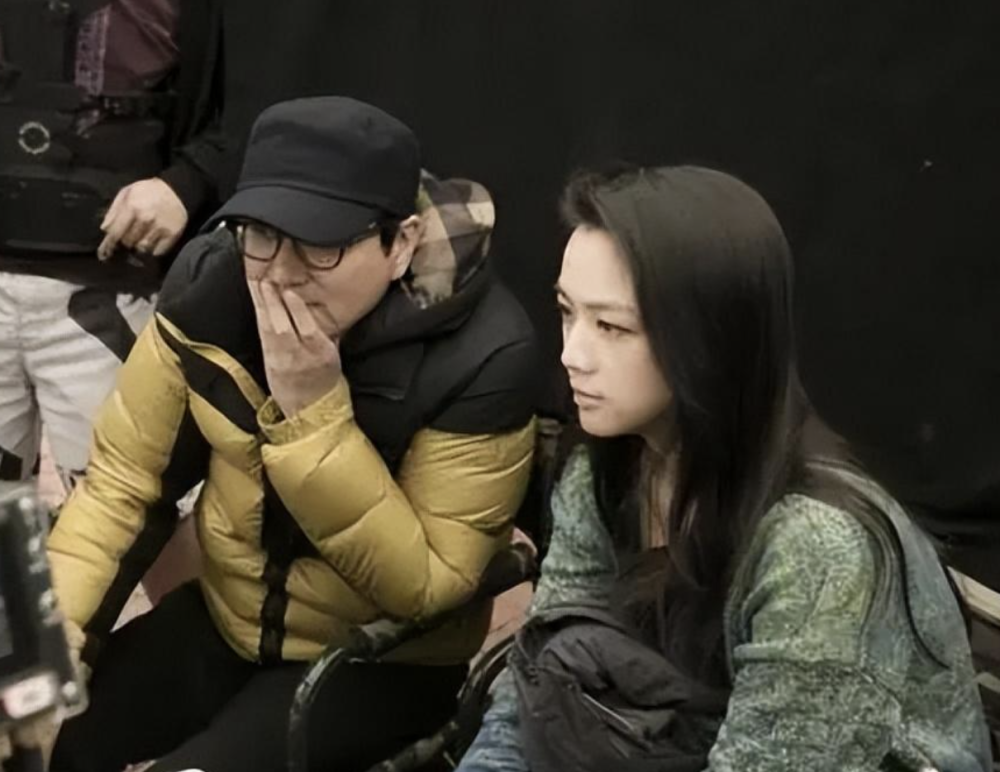 汤唯拍戏时,汤唯的公婆,小叔子和妯娌曾经送去应援车,令汤唯感慨女儿"