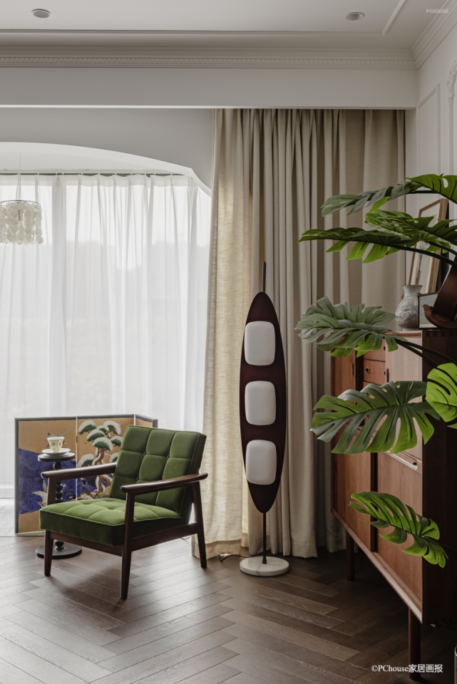 k chair 单人椅:失物招领lostandfound另一面墙做了细致的石膏线