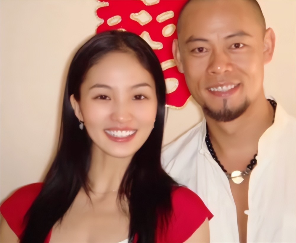 晋松小10岁妻子晒旗袍美照,身材凹凸有致有韵味,美貌不输明星_腾讯