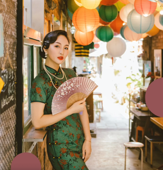 李汶桐的四肢纤细修长,身材高挑且凹凸有致,曲线完美,举头投足之间