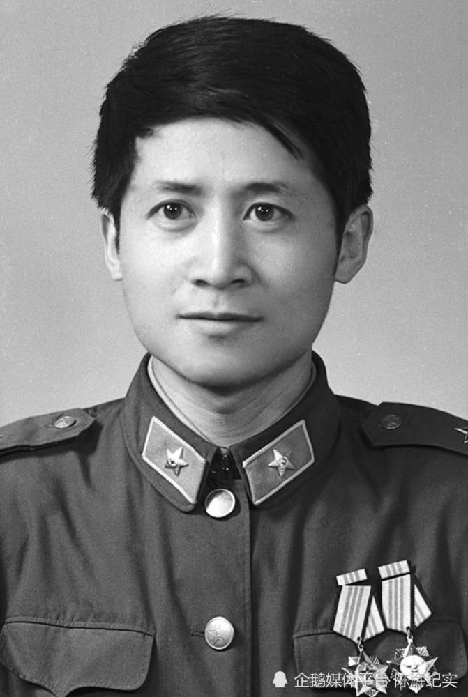 1985年5月1日我军取消红领章,红帽徽的"65式"军服,到1988年我军恢复