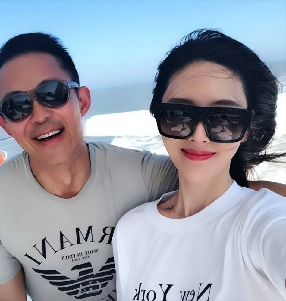 同班同学的沈蓉结婚,离婚之后又和潘雨辰结婚,而三婚妻子便是现任王瑞