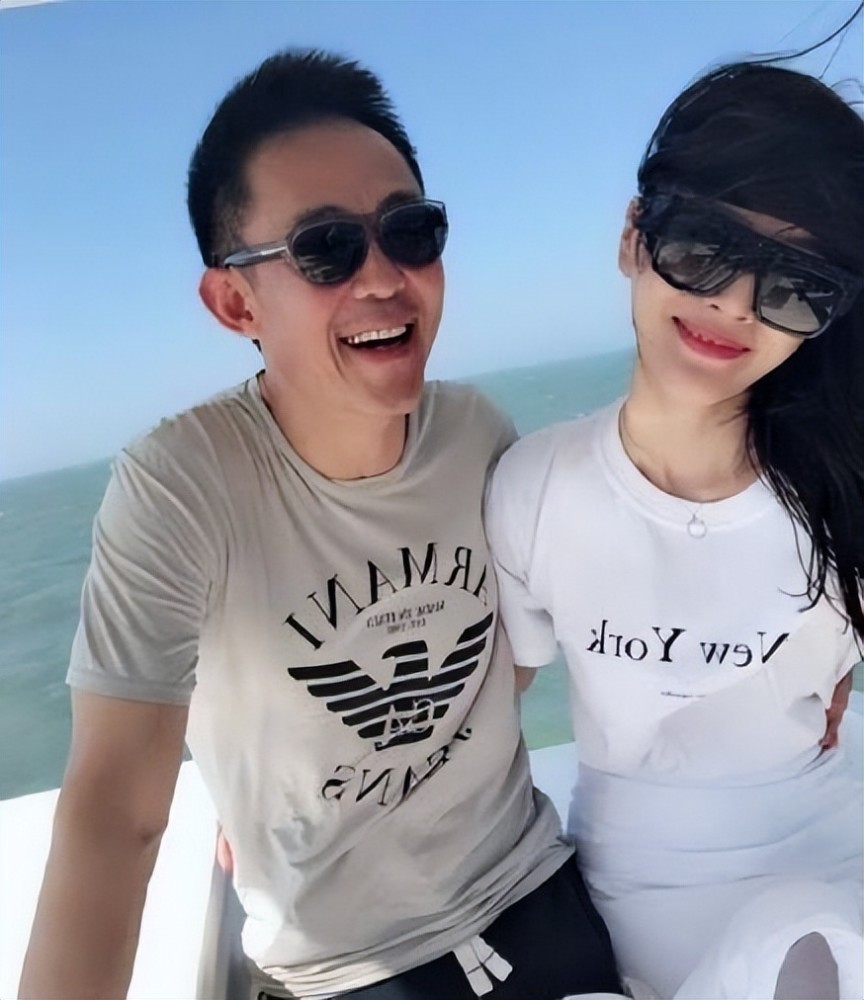 老戏骨侯勇三婚老婆真年轻!穿一身白色青春靓丽,夫妻同框像父女插图3