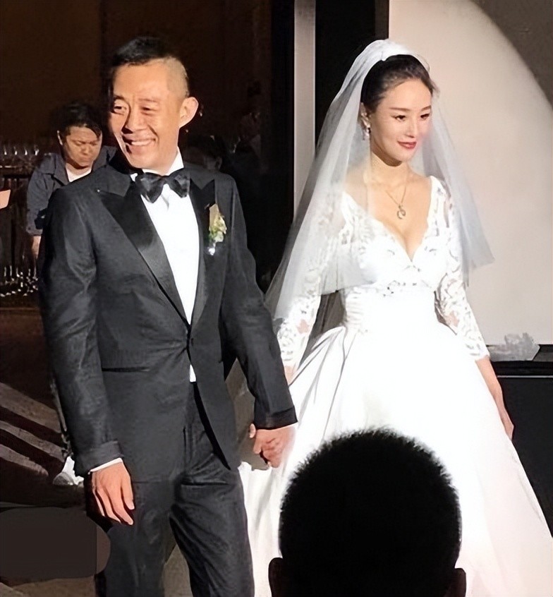老戏骨侯勇三婚老婆真年轻!穿一身白色青春靓丽,夫妻同框像父女插图8
