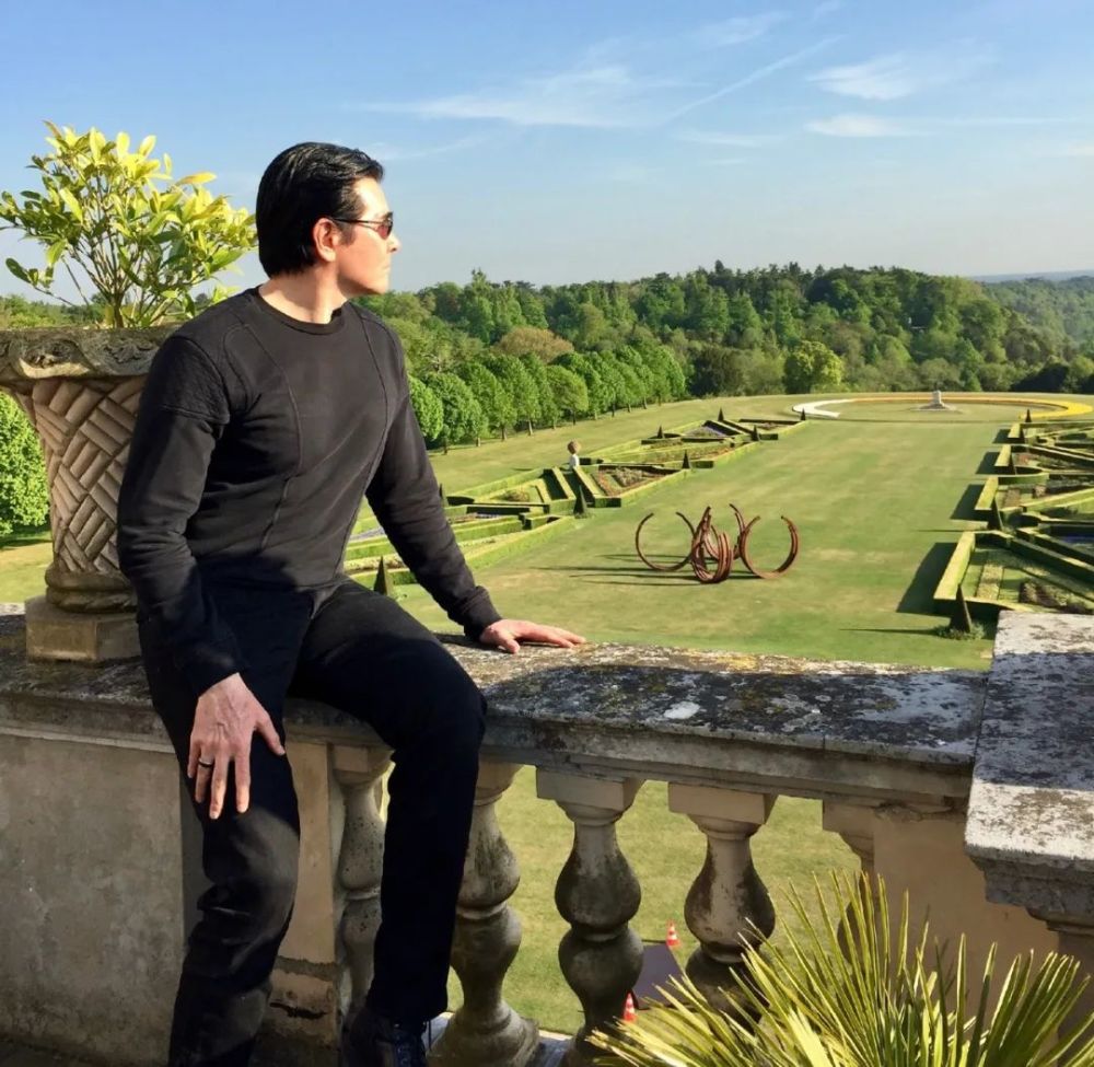 走进初代"全民男神"费翔的家:没空调有花园,61岁不婚与猫咪相伴_腾讯