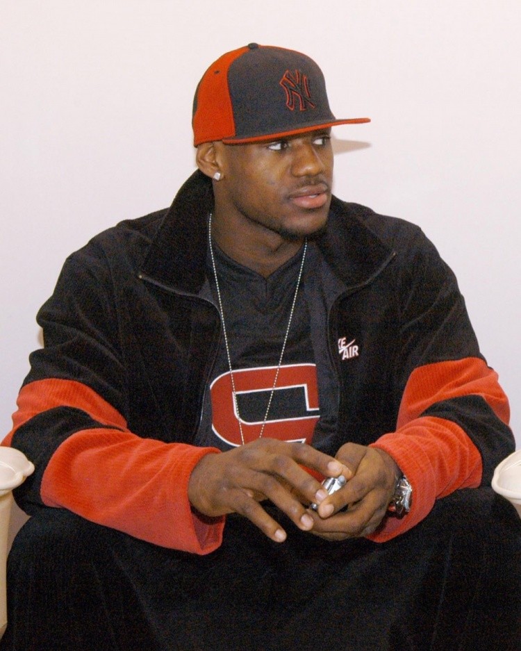 时尚杂志晒青年詹姆斯帅照詹嫂转发21年前坠入爱河老詹