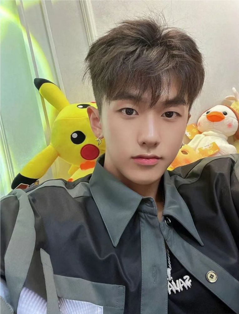 可以梳成成这种弯勾刘海,类似于逗号,潮流时尚很有造型感,越看越帅气