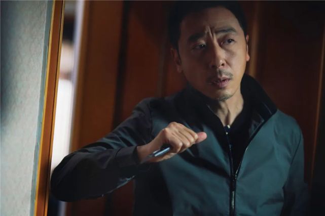 中的退休教师刘正毅总是拿着一本《蝇王》,这是宁理为角色的内心信仰