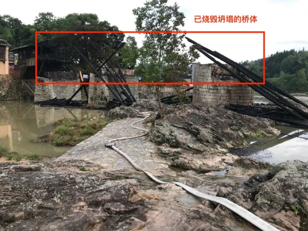 消防部门发布国内现存最长木拱廊桥火灾后现场照片：桥体已烧毁坍塌