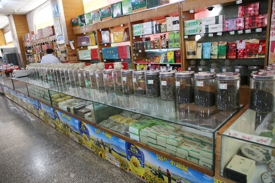 怀旧老百货大楼20多名老员工站柜台售货老顾客喜欢面对面购物