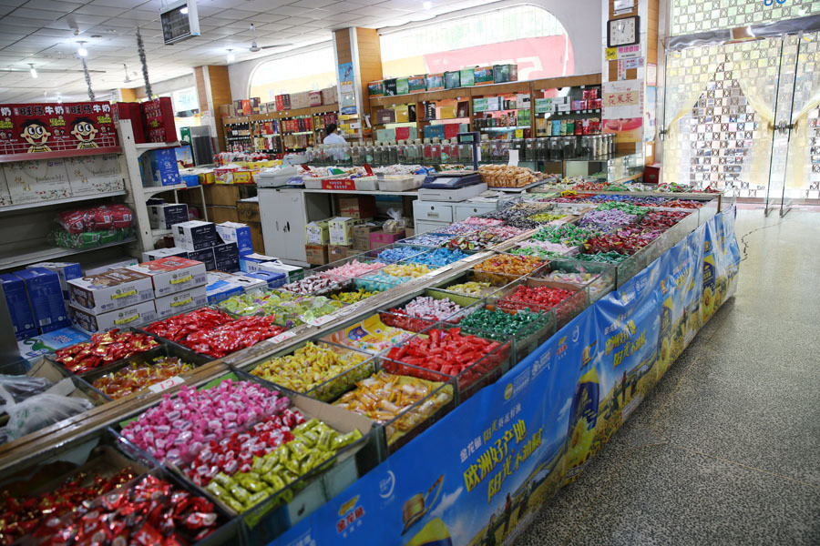 怀旧老百货大楼20多名老员工站柜台售货老顾客喜欢面对面购物