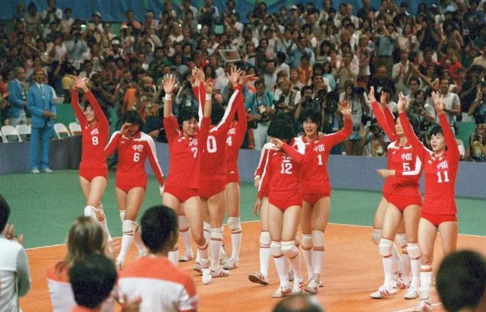 1982年世锦赛折桂,到1984年洛杉矶奥运会站上世界之巅,中国女排成为了
