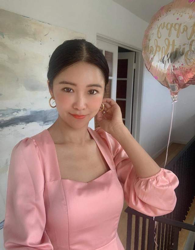 周玲安经常在自己的个人社交平台晒自己的出游照,网友纷纷评论周玲安