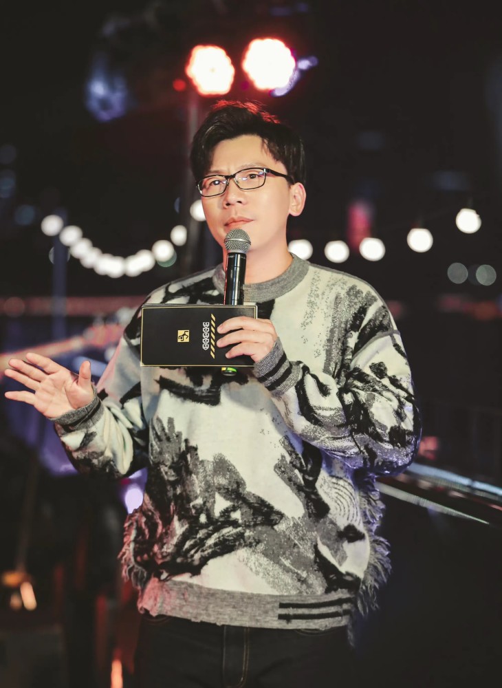 如今的陈铭可以说是家庭,事业双丰收,与妻子甜蜜恩爱,还有两个女儿和