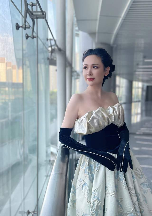 程莉莎回应蹭红毯承认最初没有受邀罢演话剧后行程被扒引争议