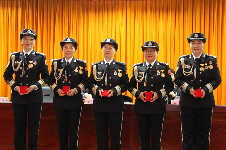 着装这身警礼服英姿飒爽