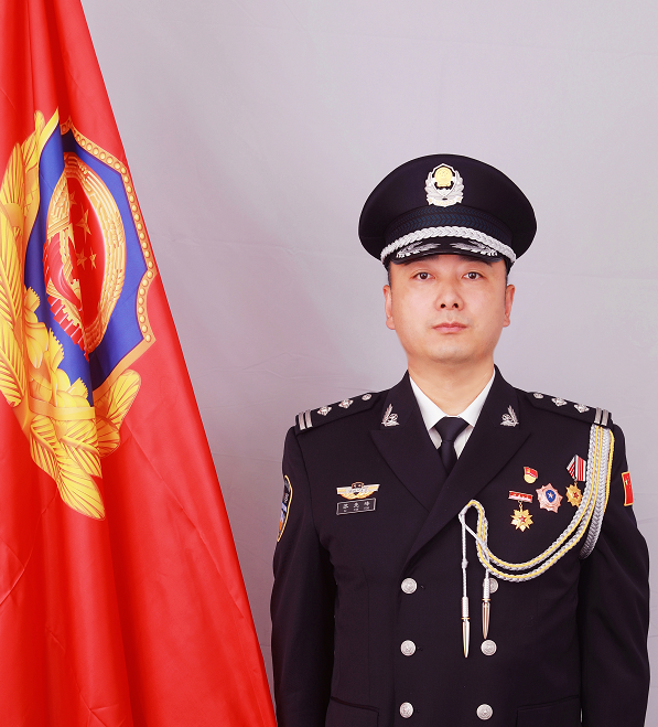 着装这身警礼服英姿飒爽