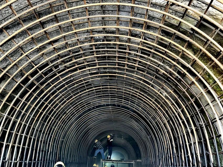 工人们正在进行廊道立模施工截至目前,工程已累计完成投资33.