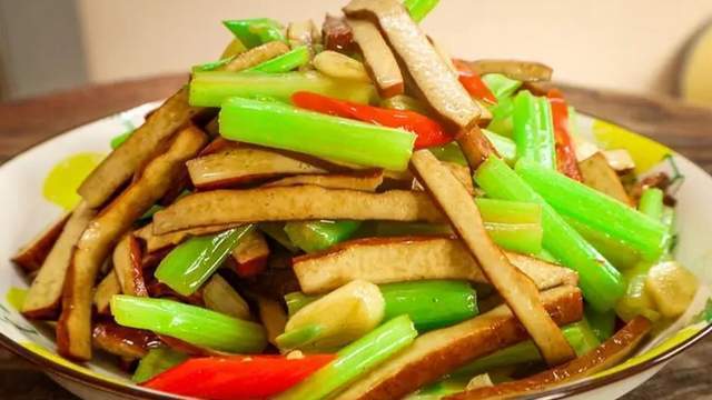 西芹炒香干的家常做法,脆嫩入味豆香四溢,下酒又下饭真是美味