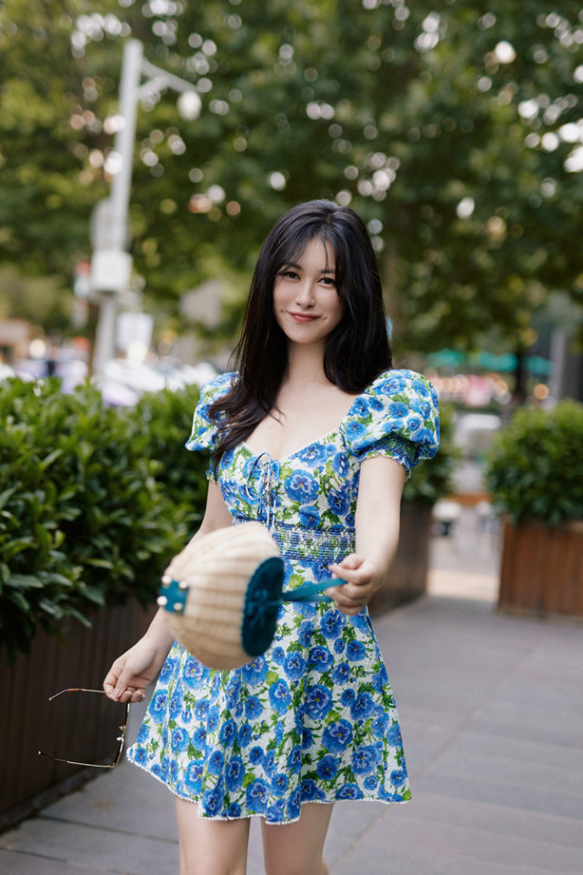 朱珠真瘦不少,穿碎花连衣裙街头拍大片好嫩,166身材苗条不像生过娃