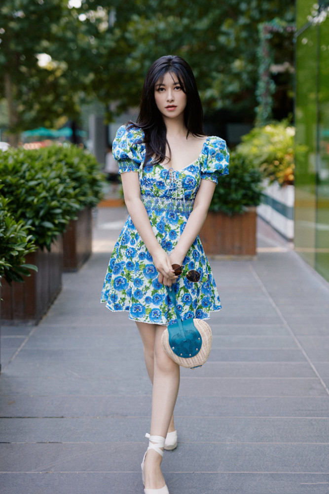 朱珠真瘦不少,穿碎花连衣裙街头拍大片好嫩,166身材苗条不像生过娃