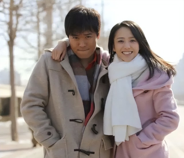 陈思诚祝前妻佟丽娅生日快乐,丫丫身穿睡衣现酒店,两人疑似复合_腾讯