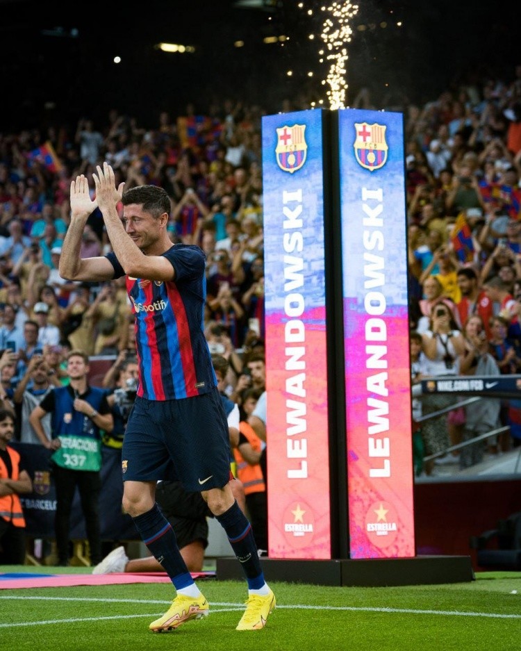 新9号登场莱万入场得到诺坎普球迷热烈鼓掌