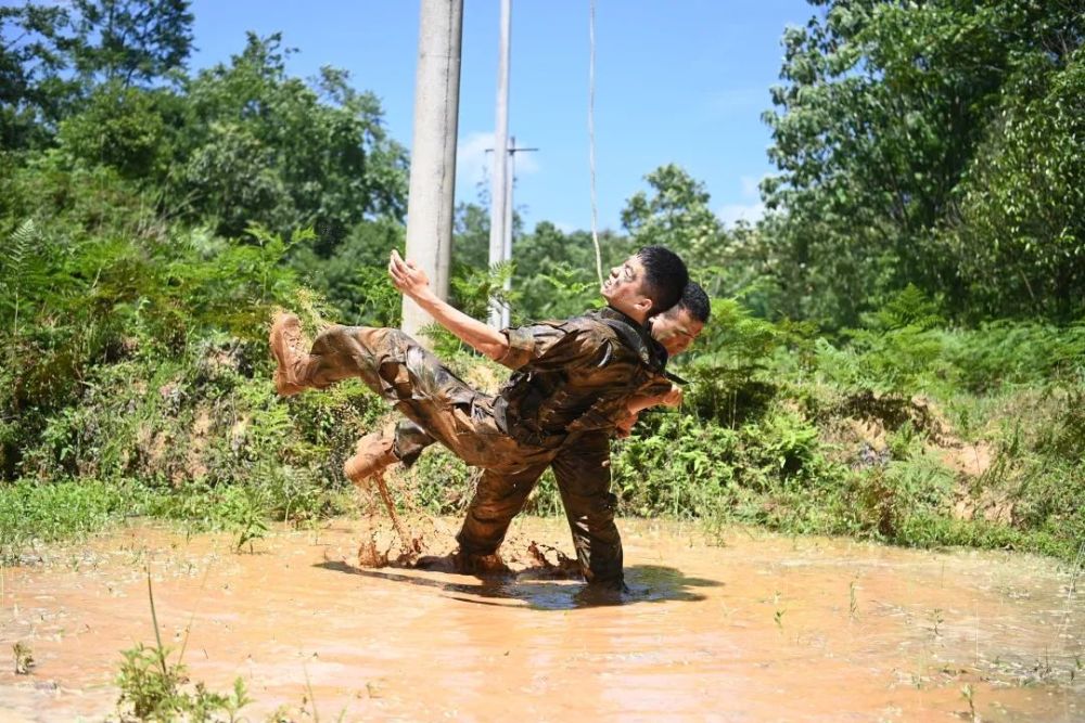 他，王牌号手！一等功臣！