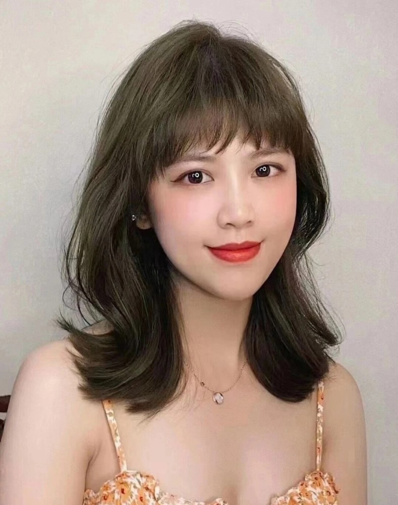 锁骨发的长度在锁骨的位置,烫个卷的锁骨发更有女人味,搭配微卷八字