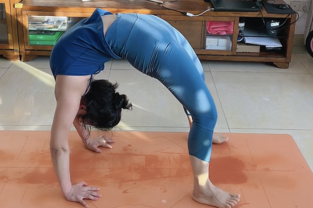 一字马挑战之后,一姐发起了"下腰挑战"_腾讯新闻