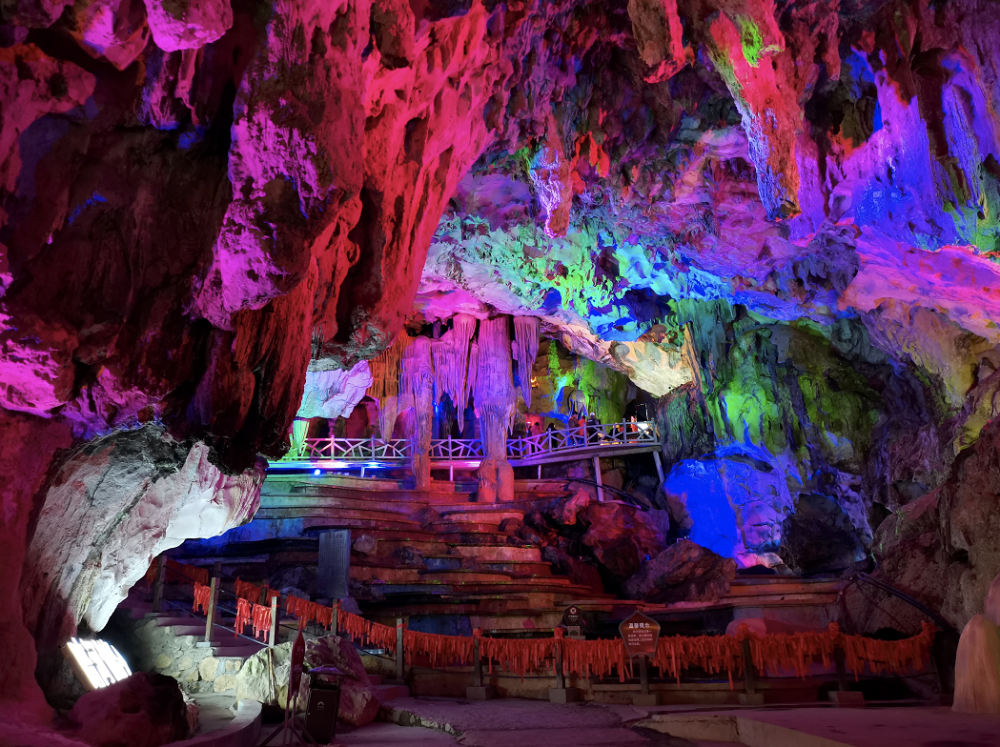 纳凉避暑到江油佛爷洞里观溶洞吹清风