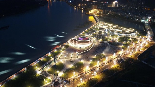 和渐浓的烟火气中释放开来……星光熠熠的夜景,夜   景沙湾越夜越美丽