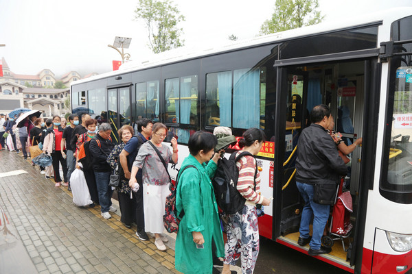 重庆:巫山县城至摩天岭公交车服务热情运营安畅