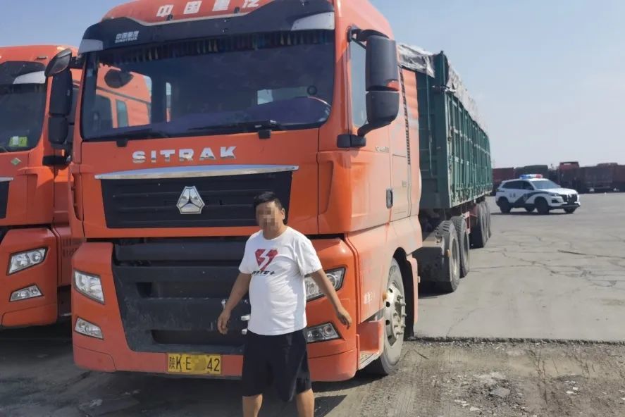 鄂尔多斯交警连续查获"百吨王"超载违法行为_腾讯新闻