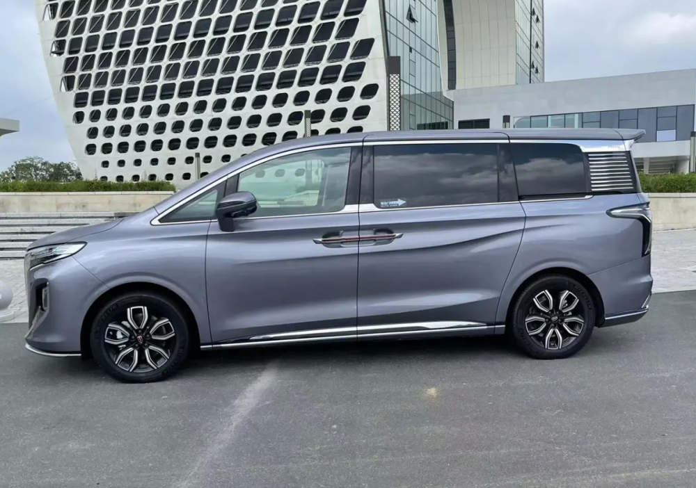 红旗牌大面包气场稳压埃尔法保姆车40万是道门槛