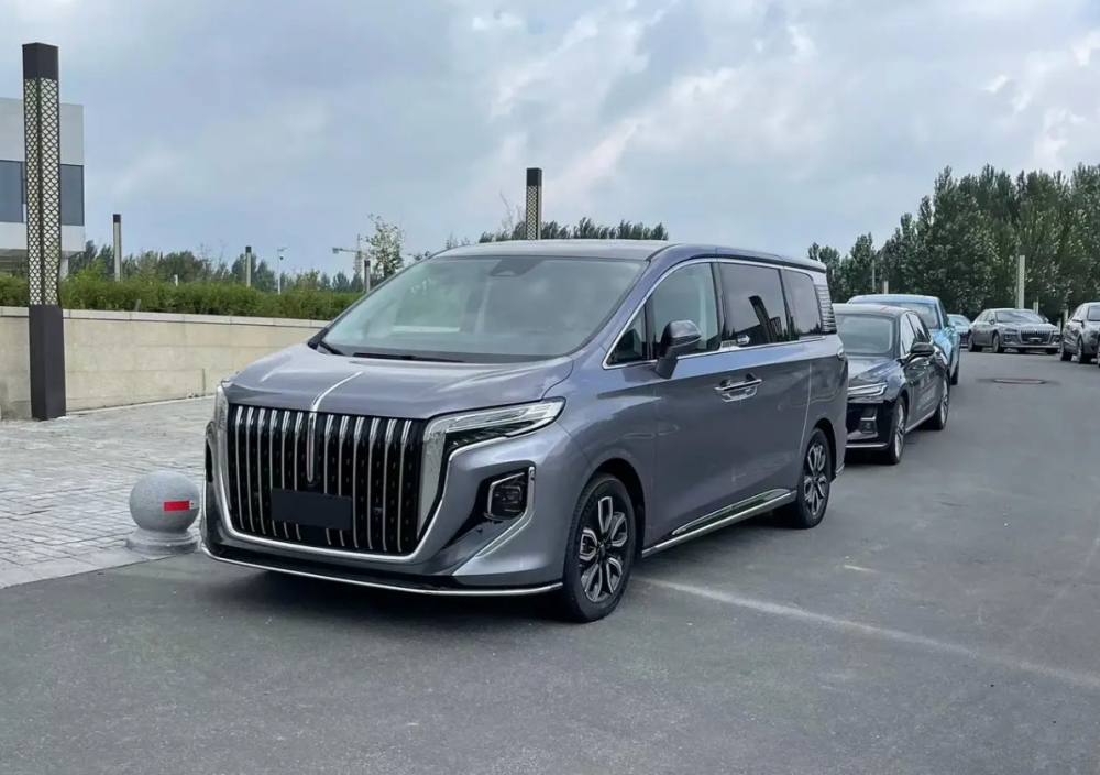 红旗牌大面包气场稳压埃尔法保姆车40万是道门槛