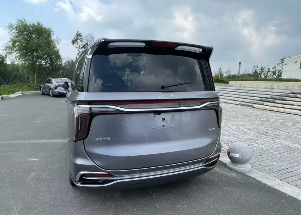 红旗牌大面包气场稳压埃尔法保姆车40万是道门槛