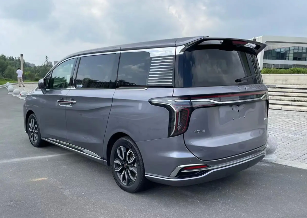 红旗牌大面包气场稳压埃尔法保姆车40万是道门槛