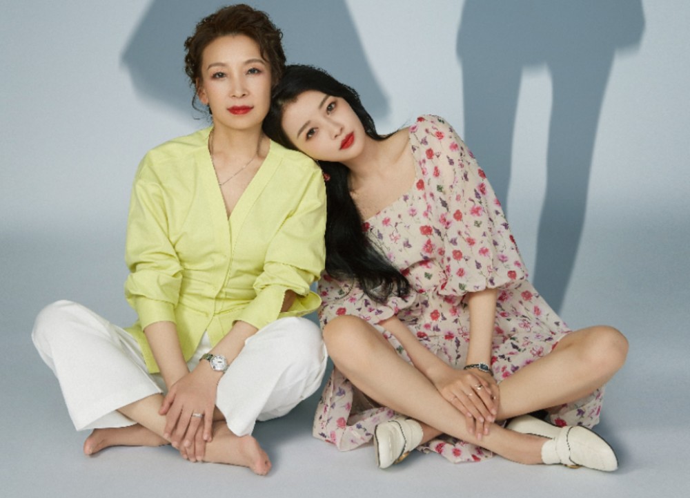 不过孙怡妈妈多了几分slay全场的霸气.