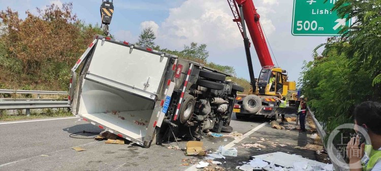 暖心货车高速公路上侧翻众人合力救出被困驾驶员