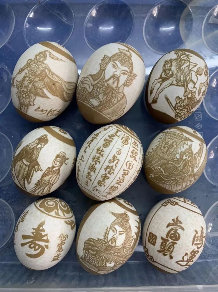 3毫米厚度的蛋壳上雕刻,既要掌握熟练的雕刻技法,还须具备足够的耐性.