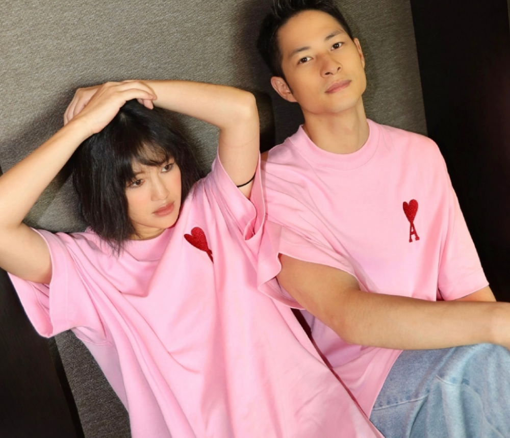 陈燃首晒二胎正脸照与老公温柔注视儿子二宝五官和哥哥似翻版