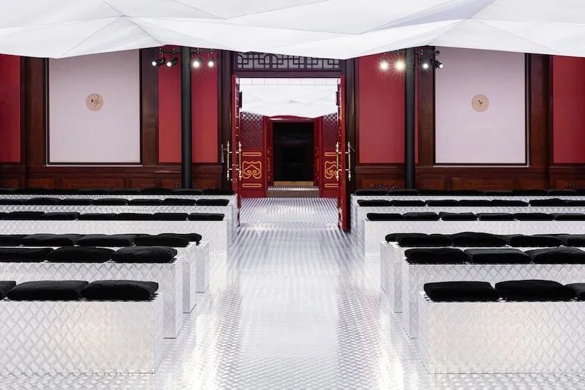 Prada在北京顺利完成今年以来首场奢侈品牌中国线下大秀励步英语双减