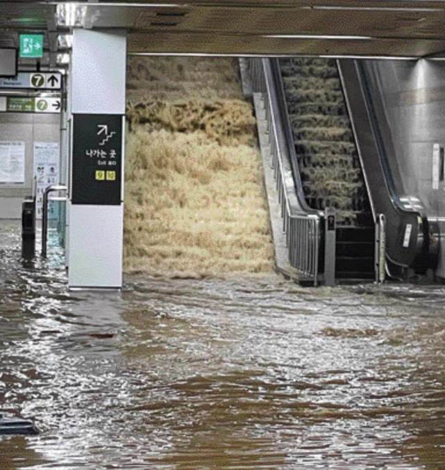 韓國首爾大暴雨降水,多條地鐵線路被淹