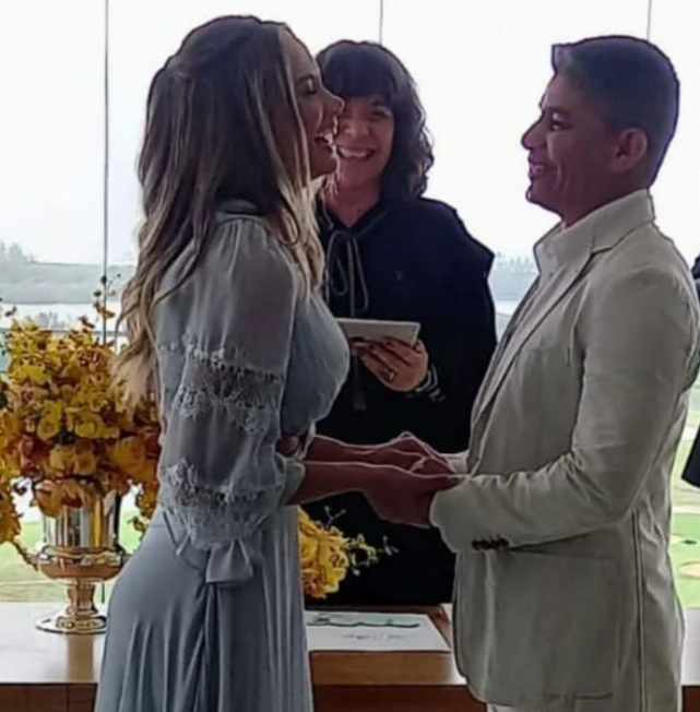 前恒大巨星孔卡高调宣布二婚:前妻儿子开心吃蛋糕_腾讯新闻