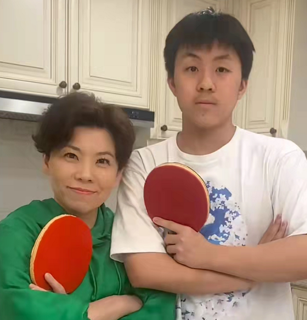 邓亚萍一家三口同框,16岁儿子长胡须身材壮,小小年纪就得冠军