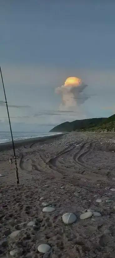 天空的蘑菇雲屬於自然現象被賦予了人們象徵性的含義和心願