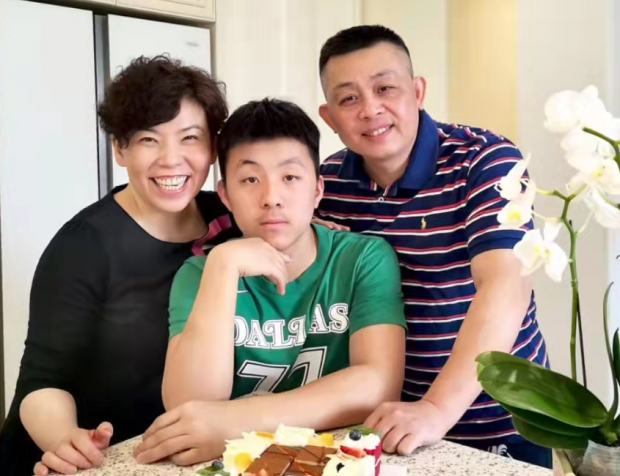 邓亚萍一家三口同框打乒乓球16岁儿子长胡须比爸壮硕