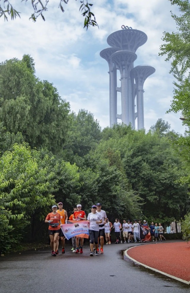 場,戶外公園及學校社區體育場等各類跑步健身場所以跑步的形式啟動